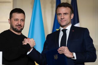 À quoi joue Emmanuel Macron à propos de l'envoi de troupes en Ukraine
